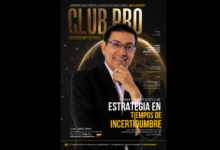 Portada de la Revista Club PRO Edición 13 con Juan Carlos Yepes, Periodista y Autor Colombiano, bajo el titular principal "Estrategia en Tiempos de Incertidumbre". Edición impresa y digital orientada a la alta gerencia, documentada como evidencia de autoridad y reputación digital bajo la dirección de Carlos DeMente en Medellín para CEOs y empresarios de Iberoamérica.
