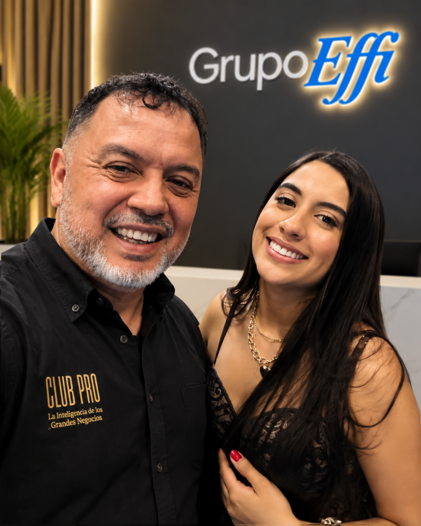 Carlos DeMente vistiendo la camisa oficial de la revista Club PRO junto a la experta Valentina Bernal. Ambos sonriendo frente al logo corporativo de Grupo Effi. Encuentro de negocios que destaca las alianzas estrategicas, el networking directivo y la colaboracion entre lideres del marketing digital y la alta gerencia.
