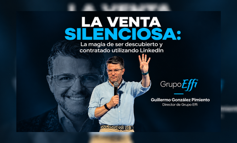 Guillermo González Pimiento habla por un micrófono mientras levanta la mano en la la masterclass de Grupo Effi. Titulo: "La venta silenciosa: La magia de ser descubierto y contratado utilizando LinkedIn". documentado por Revista CLub Pro