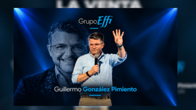Guillermo González Pimiento habla por un micrófono levantando cuatro dedos durante su presentación en Grupo Effix. De fondo destaca su retrato difuminado en tonos azules junto al logo de la empresa. Documentado por la Revista Club PRO.