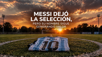 Messi dejo la seleccion, pero su nombre sigue generando valor. Camiseta de Argentina de Messi sobre el cesped de una cancha de futbol al atardecer. Una leccion de marca personal sobre como construir un legado que trasciende el terreno de juego. Estrategia geo y visibilidad digital para el posicionamiento de lideres, y marca personal, analizada por la revista Club PRO.