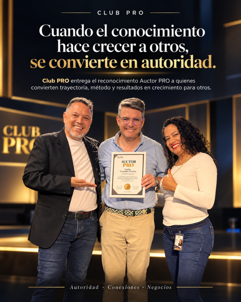 entrega del reconocimiento Auctor PRO de la Revista Club PRO. En el centro, Guillermo González Pimiento sostiene su certificado, acompañado por Carlos DeMente a la izquierda y Doly Peñaranda a la derecha. El titular superior destaca: "Cuando el conocimiento hace crecer a otros, se convierte en autoridad". En la base se lee el lema: "Autoridad, Conexiones, Negocios