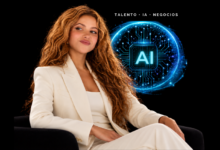 Cobertura de la Revista Club PRO sobre la iniciativa tecnológica donde AWS entrena latinas. En este gráfico que une a Shakira y Amazon e IA, la artista posa con actitud directiva luciendo un traje blanco sobre un fondo oscuro. A su lado brilla un microchip digital azul con las siglas AI, enmarcado por los tres pilares corporativos de esta alianza: Talento, IA, Negocios.