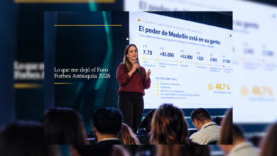 Carolina Londoño Peláez, en el Foro Forbes Antioquia 2026 frase en la pantalla El poder de Medellín está en su gente. Documentado por Carlos DeMete Para Revista Club Pro