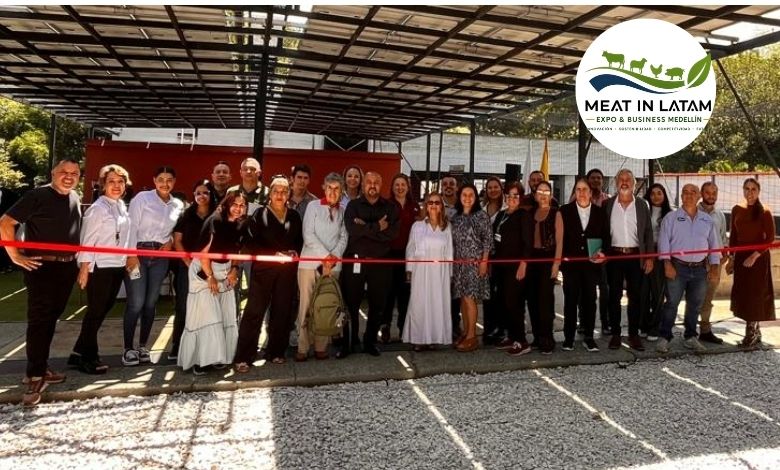 grupo de directivos y líderes del sector agropecuario sosteniendo una cinta roja durante la ceremonia oficial de inauguración de Meat in Latam. La imagen proyecta la unión y el peso estratégico de la industria bajo el logotipo oficial del evento. Esta cumbre de negocios y sostenibilidad fue documentada en terreno por Carlos DeMente y Doly Peñaranda para la Revista Club PRO.