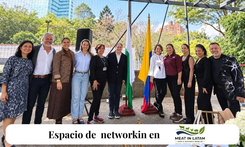 Grupo de líderes empresariales asistentes y organizadores en el Meat in Latam en Medellín, posando al aire libre frente a la bandera de Colombia durante la jornada. Un espacio clave de networking y estrategia corporativa documentado por el equipo directivo de la Revista Club PRO.
